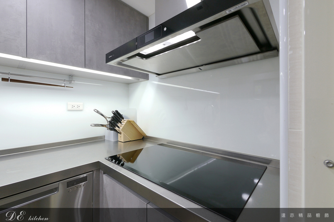 廚房設計｜SAKURA 歐化除油煙機 渦輪變頻智能風控｜Electrolux 四口感應爐